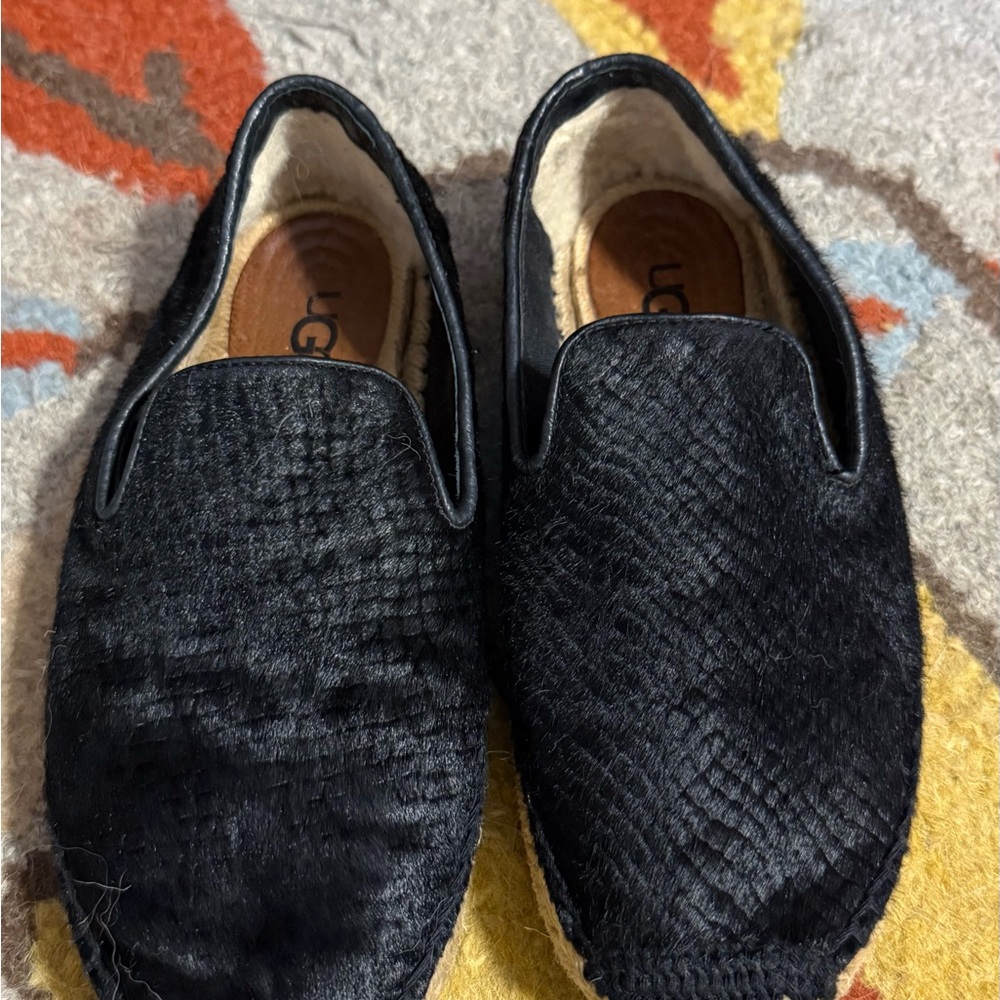 UGG woman’s Textured Black Slip-Ons
